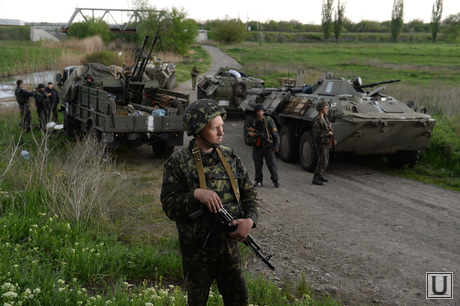 Гражданские блокируют военную технику между Краматорском и Славянском. Украина, военная техника, солдаты, украинская армия