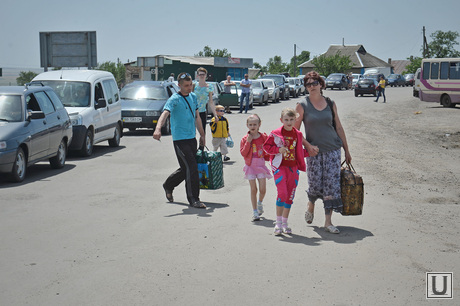 Изварино. Граница. Очередь бегущих из Украины в Россию, беженцы