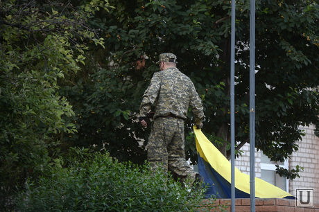 Захваченная военная часть. Луганск. Украина, украина, снятие флага