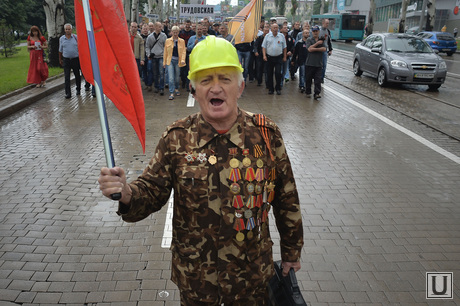 Митинг шахтеров в Донецке. Украина, митинг, медали, ветеран, каска