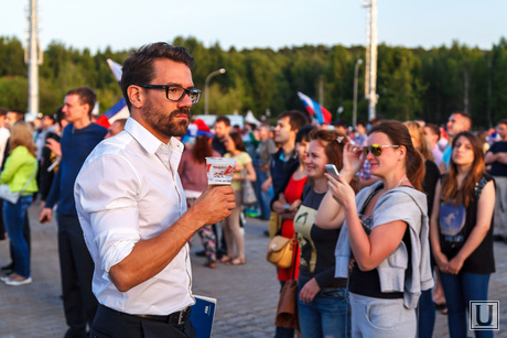 Матч Россия-Бельгия, трансляция в ЦПКиО. Екатеринбург, пьет пиво