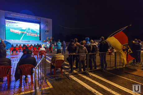 Финал ЧМ по футболу Германия-Аргентина в ЦПКиО. Екатеринбург, fifa world cup brasil, фан-зона парк маяковского, видеоэкран