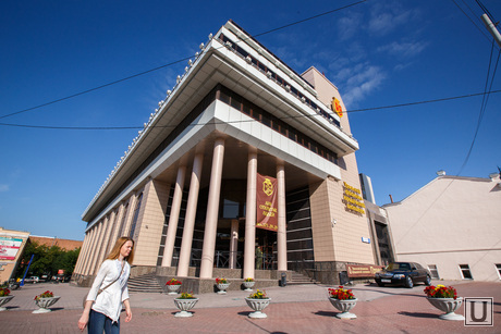 Линкольн возле УрФЮИ. Екатеринбург, УрФЮИ