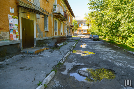 Дворы. Екатеринбург, вход в здание, жилой дом, разбитая дорога, лужи, двухэтажка, разбитый тротуар
