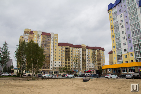 Открытая парковка НСД. Нижневартовск., многоэтажки, дома