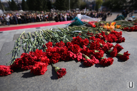 День борьбы с терроризмом. Акция памяти жертв Беслана. Екатеринбург, гвоздики, акция памяти, возложение цветов, свечи, траур