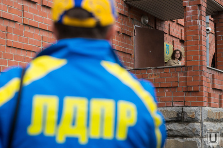 Обливание возле генконсульства США и Украины. Екатеринбург