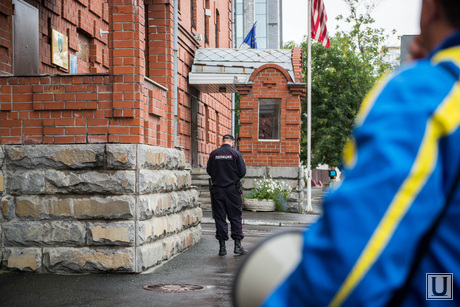 Обливание возле генконсульства США и Украины. Екатеринбург