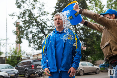 Обливание возле генконсульства США и Украины. Екатеринбург