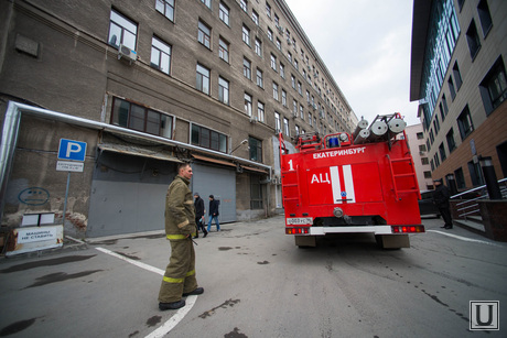 Пожарные у НПО Автоматика. Екатеринбург