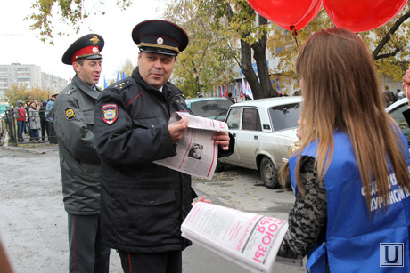 Митинг профсоюзов Курган, раздача газет