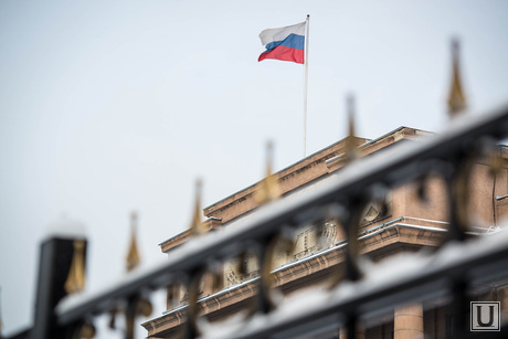 Забор возле штаба УрФО. Екатеринбург, штаб военного округа, флаг рф