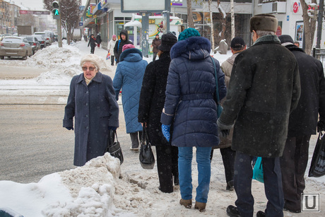 Снег. Екатеринбург, пешеходный переход, снег в городе
