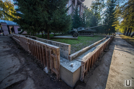 Возле штаба округа строят забор. Екатеринбург, строительство забора
