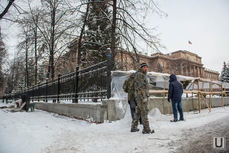 Забор возле штаба УрФО. Екатеринбург, штаб военного округа, строительство забора