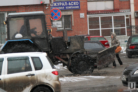 Грязь на дороге Курган, трактор, грязь на дороге, мокрый снег