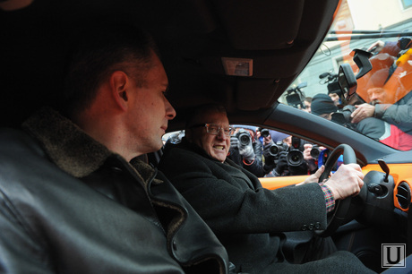 Вручение Ё-мобиля В.В.Жириновскому. 1 декабря 2014г.