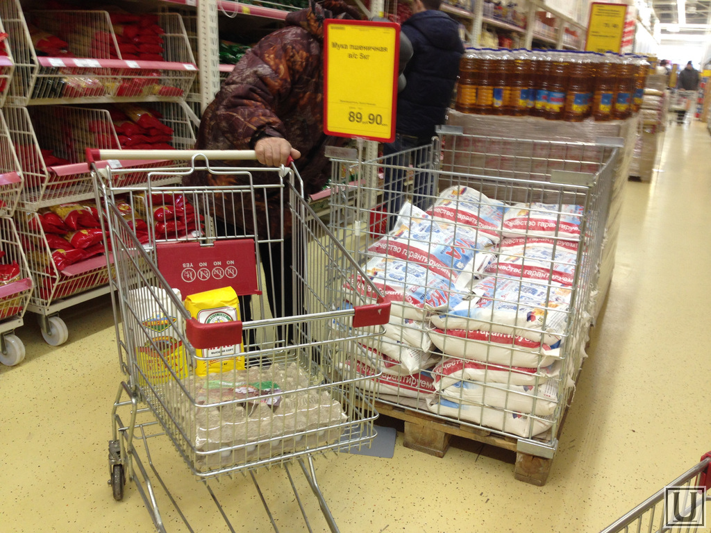 Работа в кургане в магазинах. Тележка с продуктами. Которые продаются в магазине светофор. Продукты в магазине Курган. Просрочка с магазинов Кургана