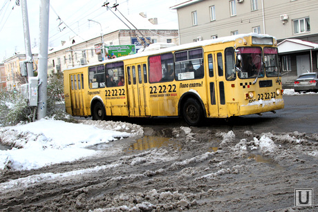Вечер снег Курган, троллейбус, снег грязь в городе