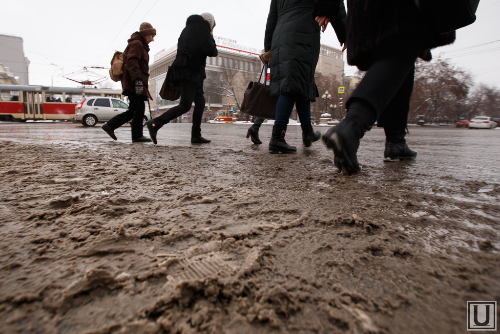 Снег с грязью. Масленица в грязи. Наступил в лужу. В продовольственных слякоть и давка. Снег и слякоть.