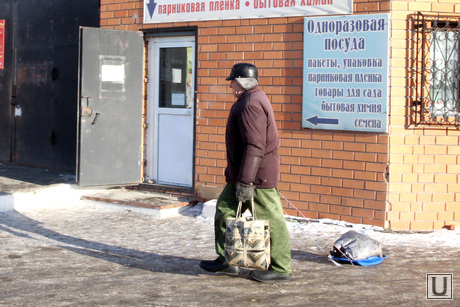Рейд по оптовой продуктовой базе Курган, оптовая база, пенсионер с мешками