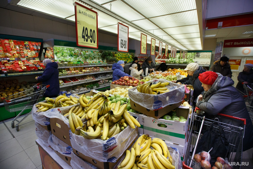 бананы на прилавке. бананы в россии. красивая выкладка бананов. рынок бананов. бананы на прилавке.