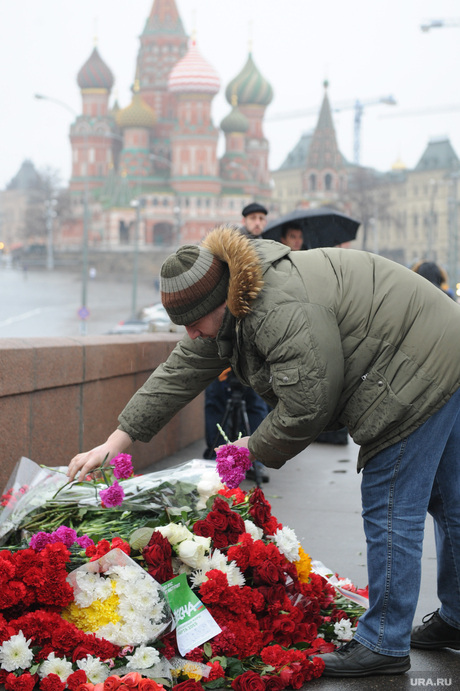 Люди несут цветы к месту убийства Бориса Немцова. Москва