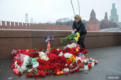 Люди несут цветы к месту убийства Бориса Немцова. Москва