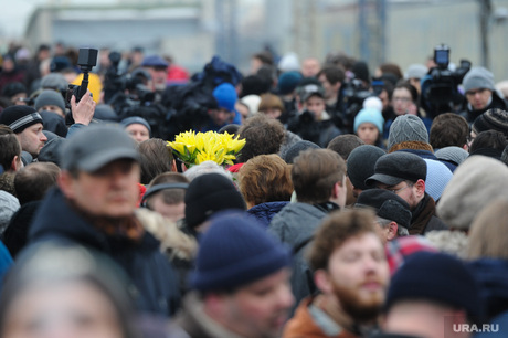 Люди несут цветы к месту убийства Бориса Немцова. Москва