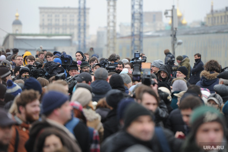 Люди несут цветы к месту убийства Бориса Немцова. Москва