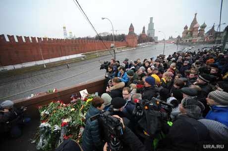 Люди несут цветы к месту убийства Бориса Немцова. Москва