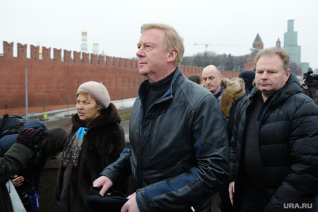 Люди несут цветы к месту убийства Бориса Немцова. Москва, чубайс анатолий