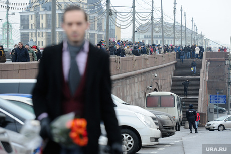 Люди несут цветы к месту убийства Бориса Немцова. Москва