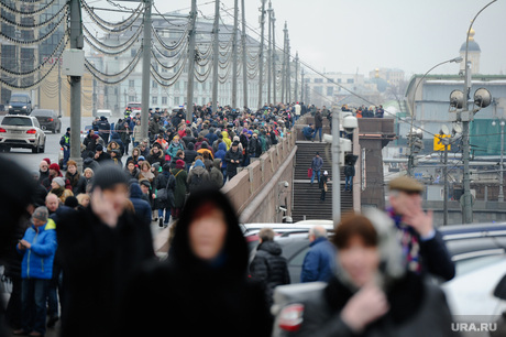 Люди несут цветы к месту убийства Бориса Немцова. Москва