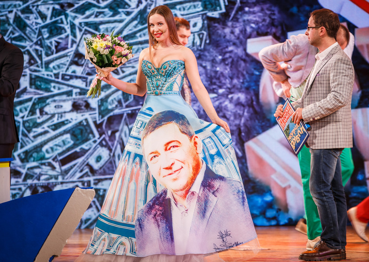 Юля Михалкова в платье с губернатором и уральскими самоцветами на концерте. Екатеринбург, михалкова юлия
