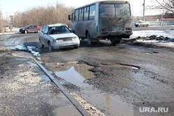 В Кургане асфальт с новых дорог сошел вместе со снегом