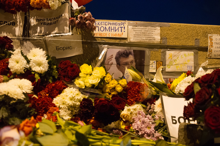 Люди несут цветы на место гибели Бориса Немцова после того, как мемориал был разрушен ночью. Москва, немцов, екатеринбург помнит