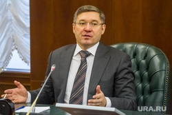 Пресс-конференция губернатора Владимира Якушева итоговая за 2014 год. Тюмень, якушев владимир, портрет, разводит руками