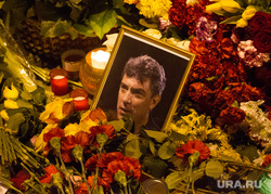 Люди несут цветы на место гибели Бориса Немцова после того, как мемориал был разрушен ночью. Москва, Немцов, немцов борис фото