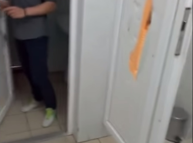V Tyumenskoj Shkole 9 Skandal Deti Snyali Kak Raznosyat Tualet