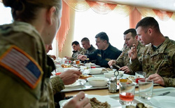 Богатому столу американских солдат и президента Украины можно только позавидовать