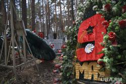 Родительский день. Северное и Широкореченское кладбища. Екатеринбург, венок, могилы, 9 мая