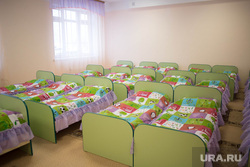 Рабочая поездка губернатора СО в Туринск, спальная, кровати, детский сад