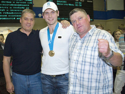 Иван Сеничев (слева) встречал Бирюкова в аэропорту после победы сборной на чемпионате мира-2012