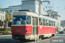 Возле штаба округа строят забор. Екатеринбург, трамвай