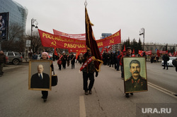 Шествие коммунистов в Тюмени , шествие коммунистов, колонна, портрет ленина, портрет сталина, знамя, портреты вождей
