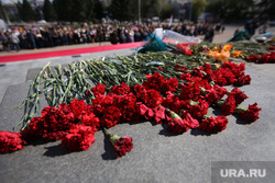 День борьбы с терроризмом. Акция памяти жертв Беслана. Екатеринбург, акция памяти, возложение цветов, траур, гвоздики