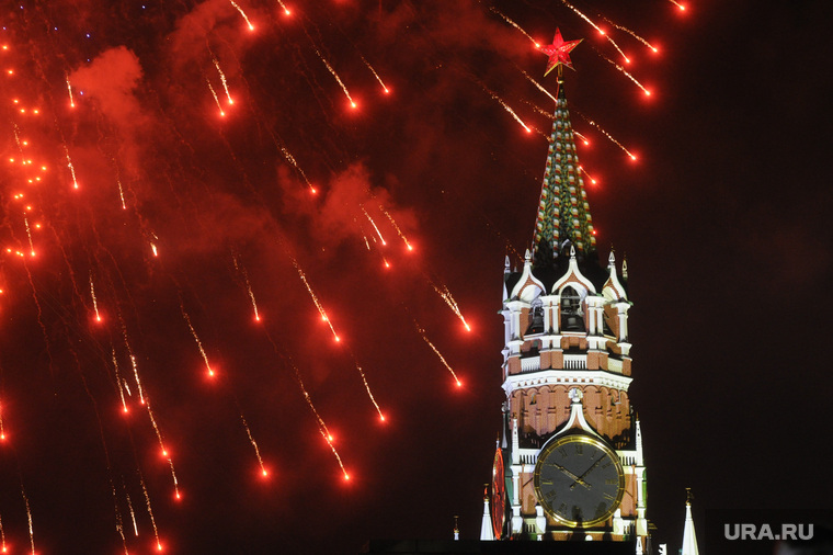 Концерт и салют на Красной площади. Москва, праздник, спасская башня, салют
