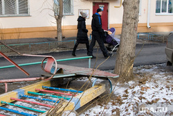 Госпиталь УВД Курган Урицкого 1 21.11.2013г, детская площадка, сломанная площадка, родители