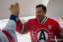 Евгений Куйвашев в футболке "Автомобилиста". Екатеринбург, куйвашев евгений, хк автомобилист, дай пять